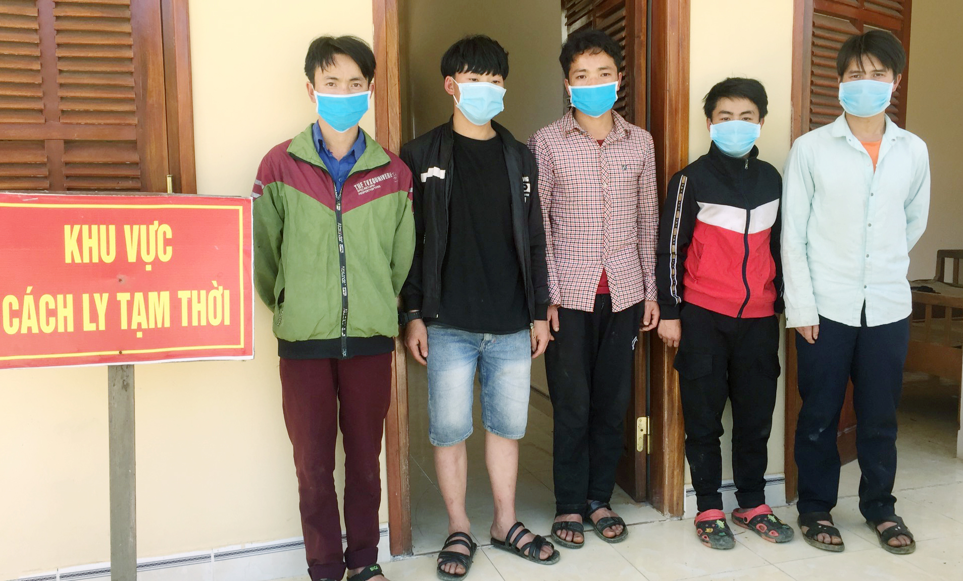 Phát hiện, bắt giữ 5 người vượt biên trái phép vào biên giới huyện Nam Giang